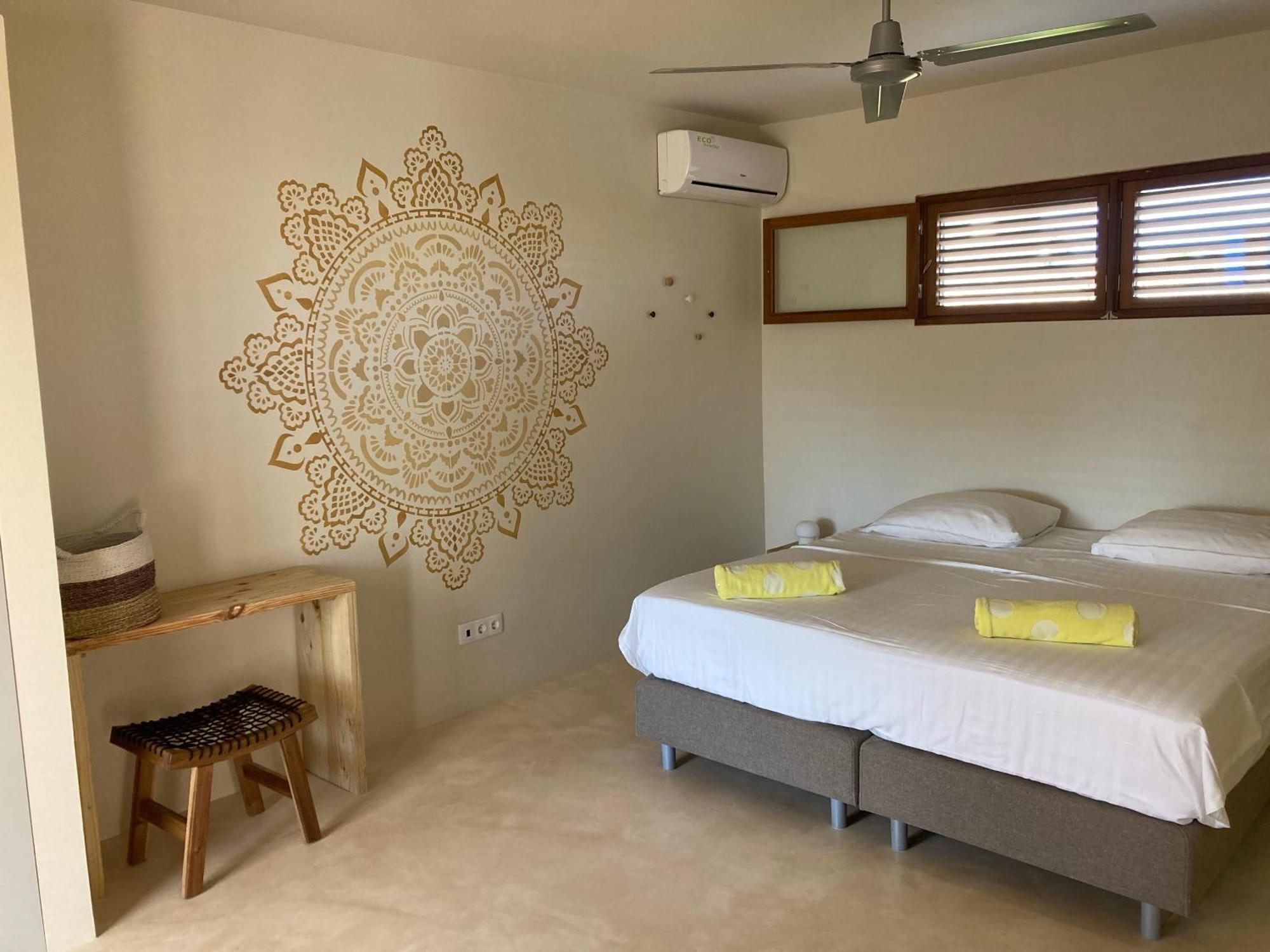Isla Penthouse & Garden Apartments Bonaire Кралендижк Екстериор снимка